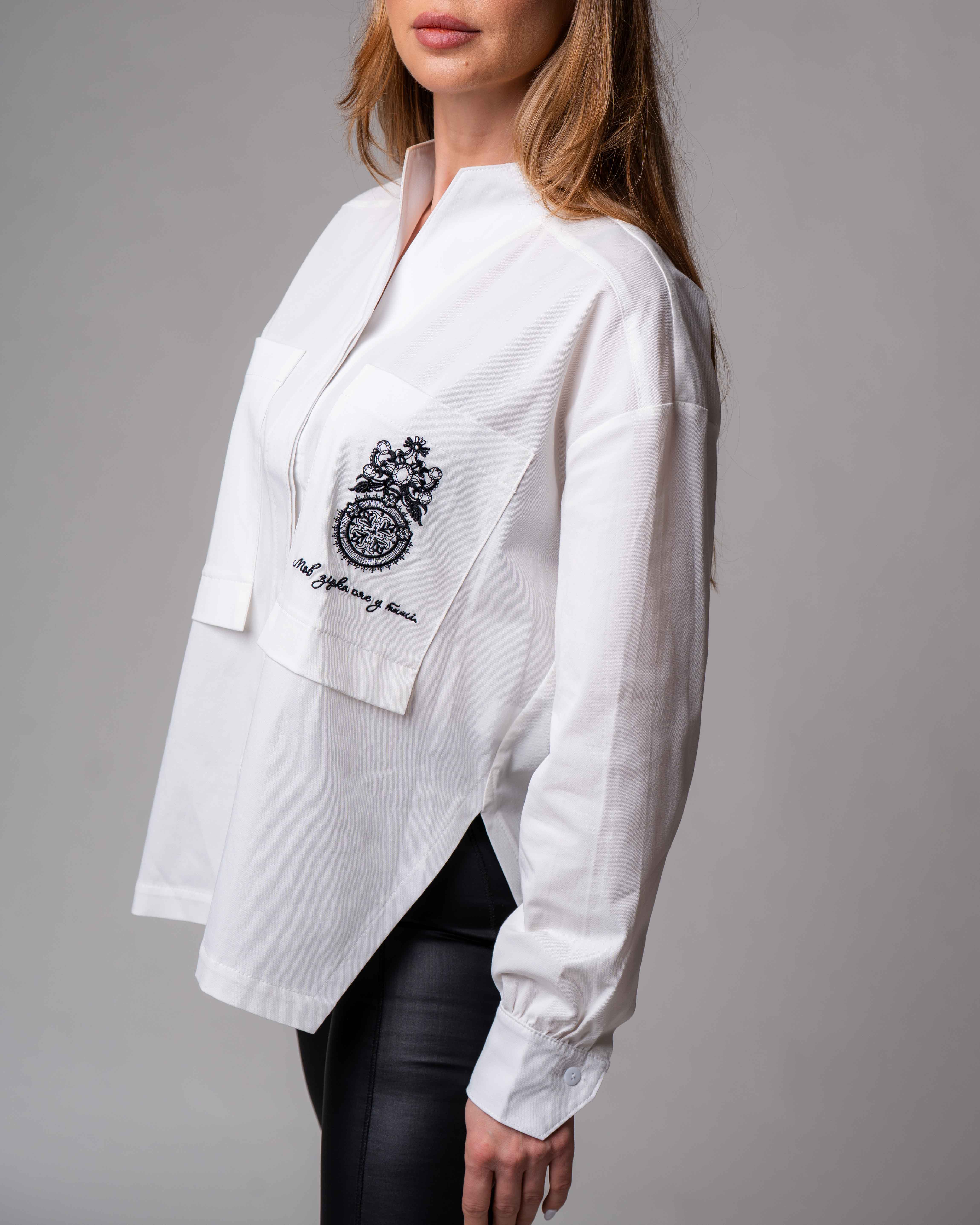 Oversize-Hemd mit ukrainischer Stickerei