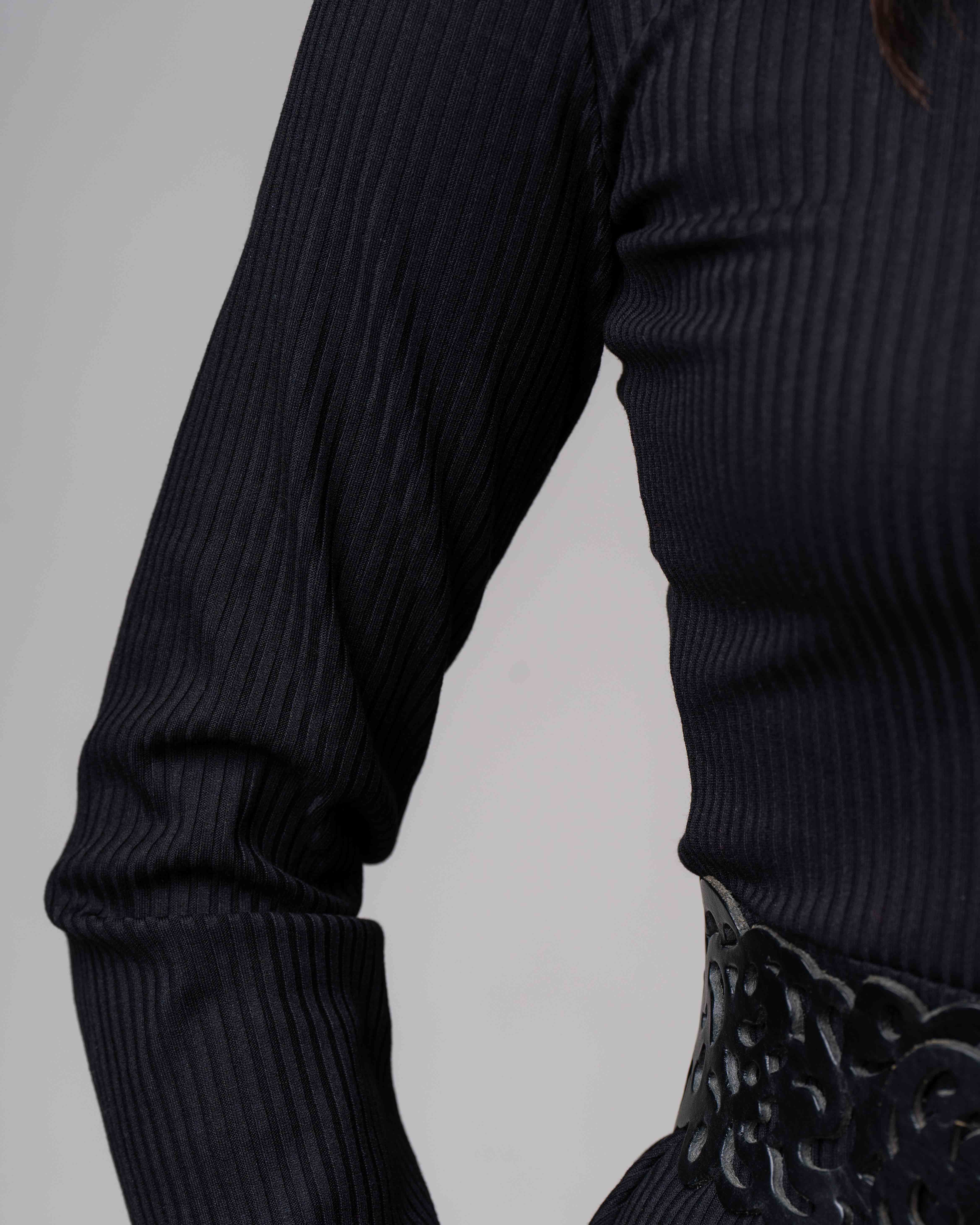 Schwarzes gestricktes Midikleid mit Paspel 4