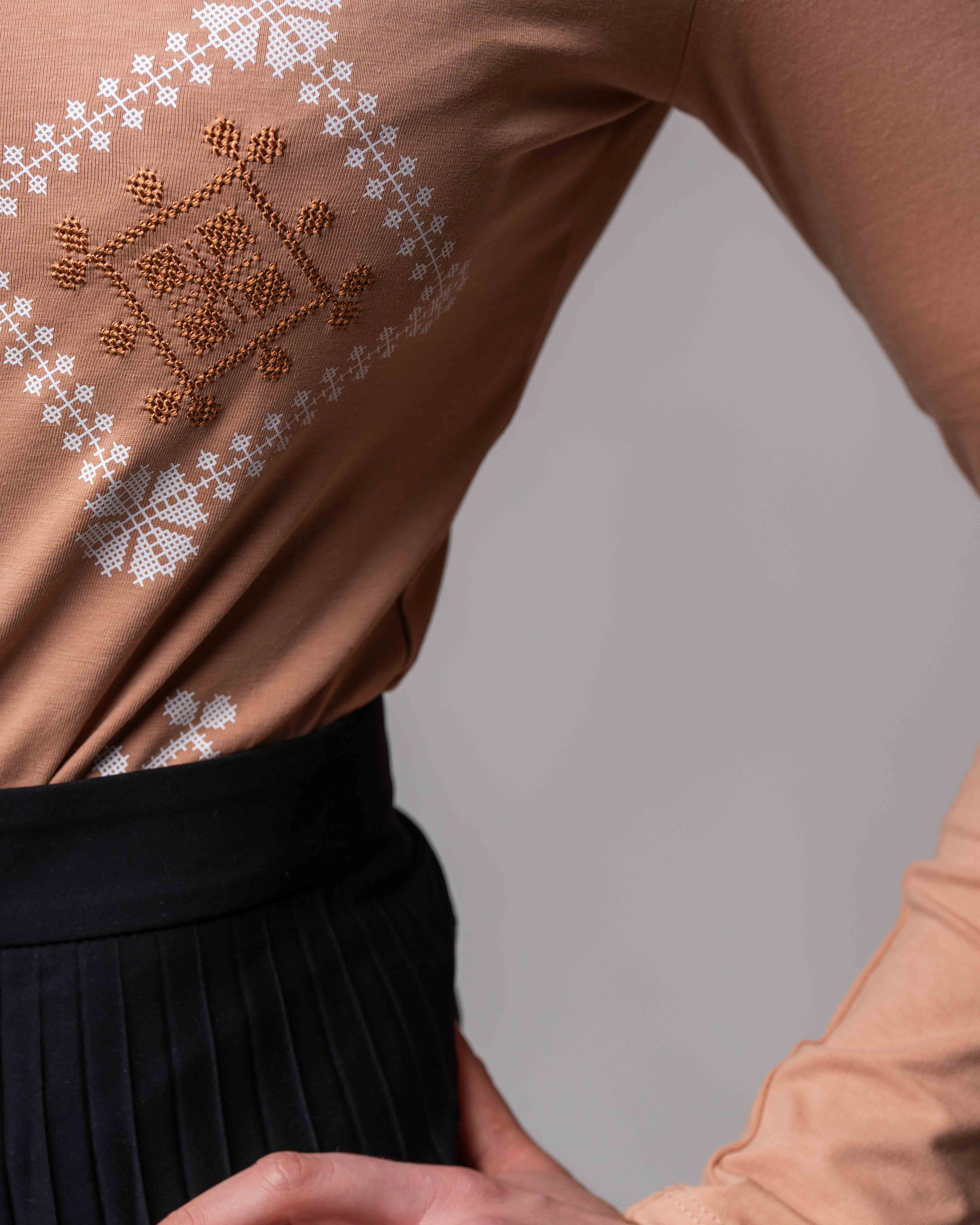 Body mit ukrainischem Ornament – Nude 4