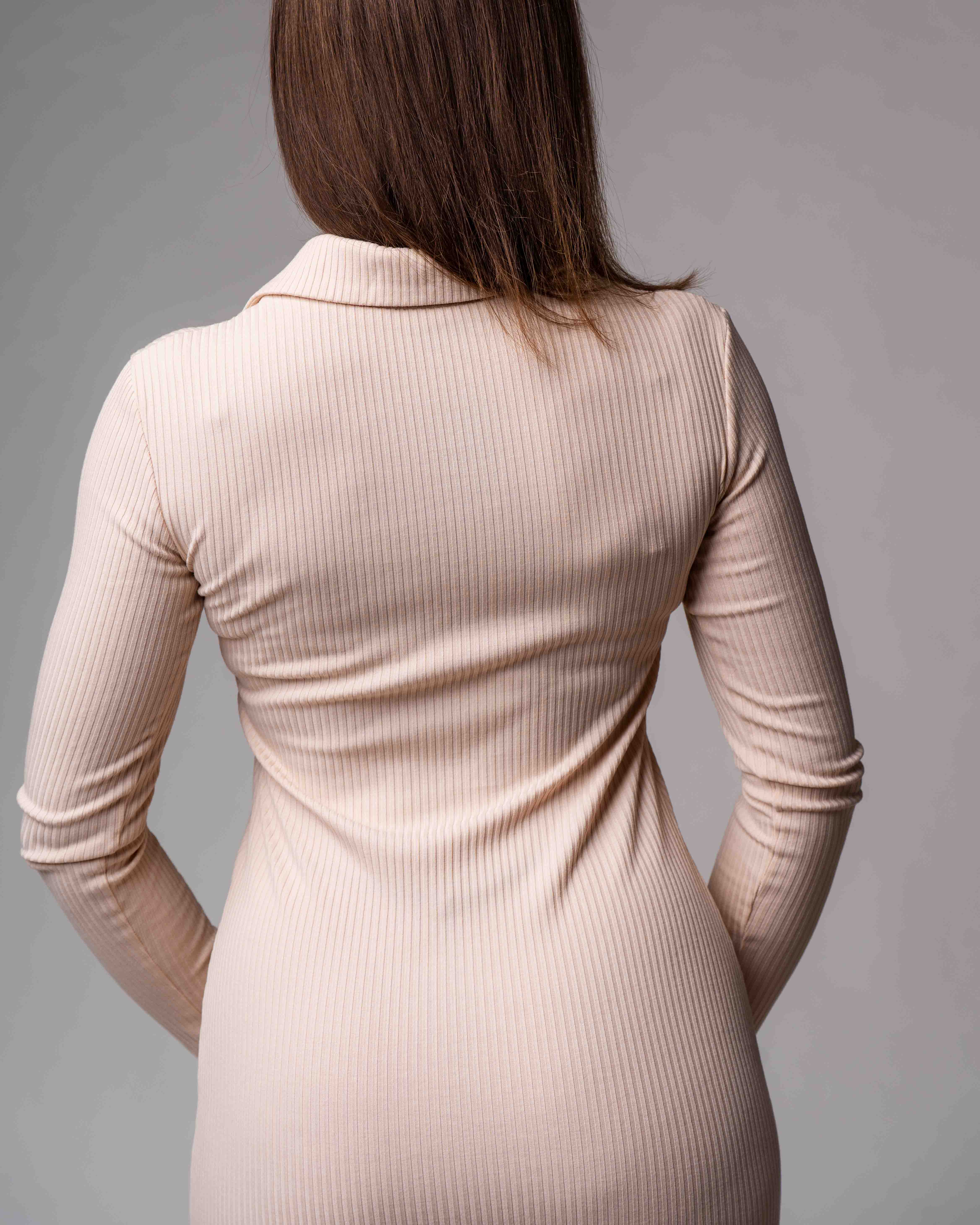 Beige Midikleid im Polo-Stil aus geripptem Strickstoff 3