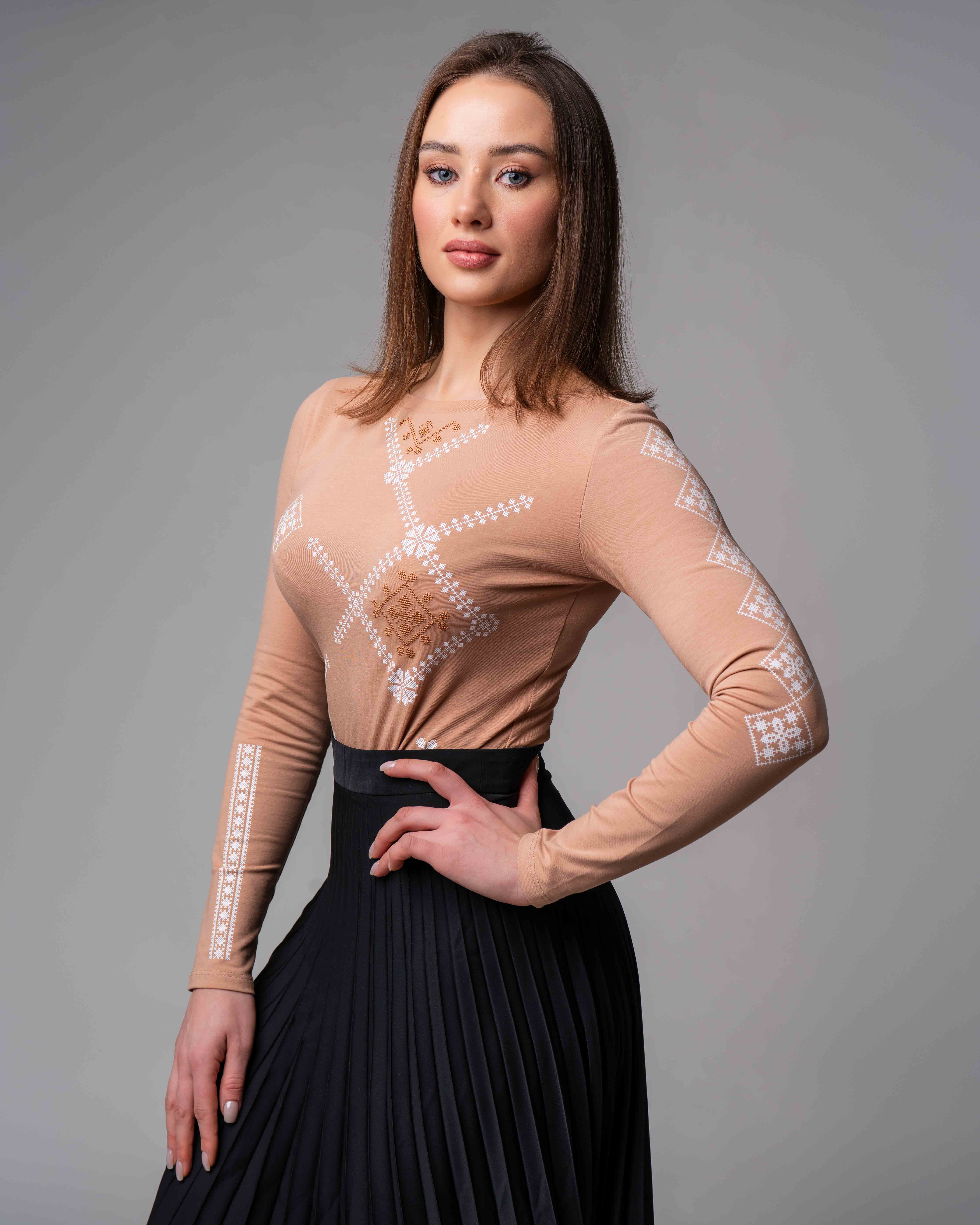 Body mit ukrainischem Ornament – Nude