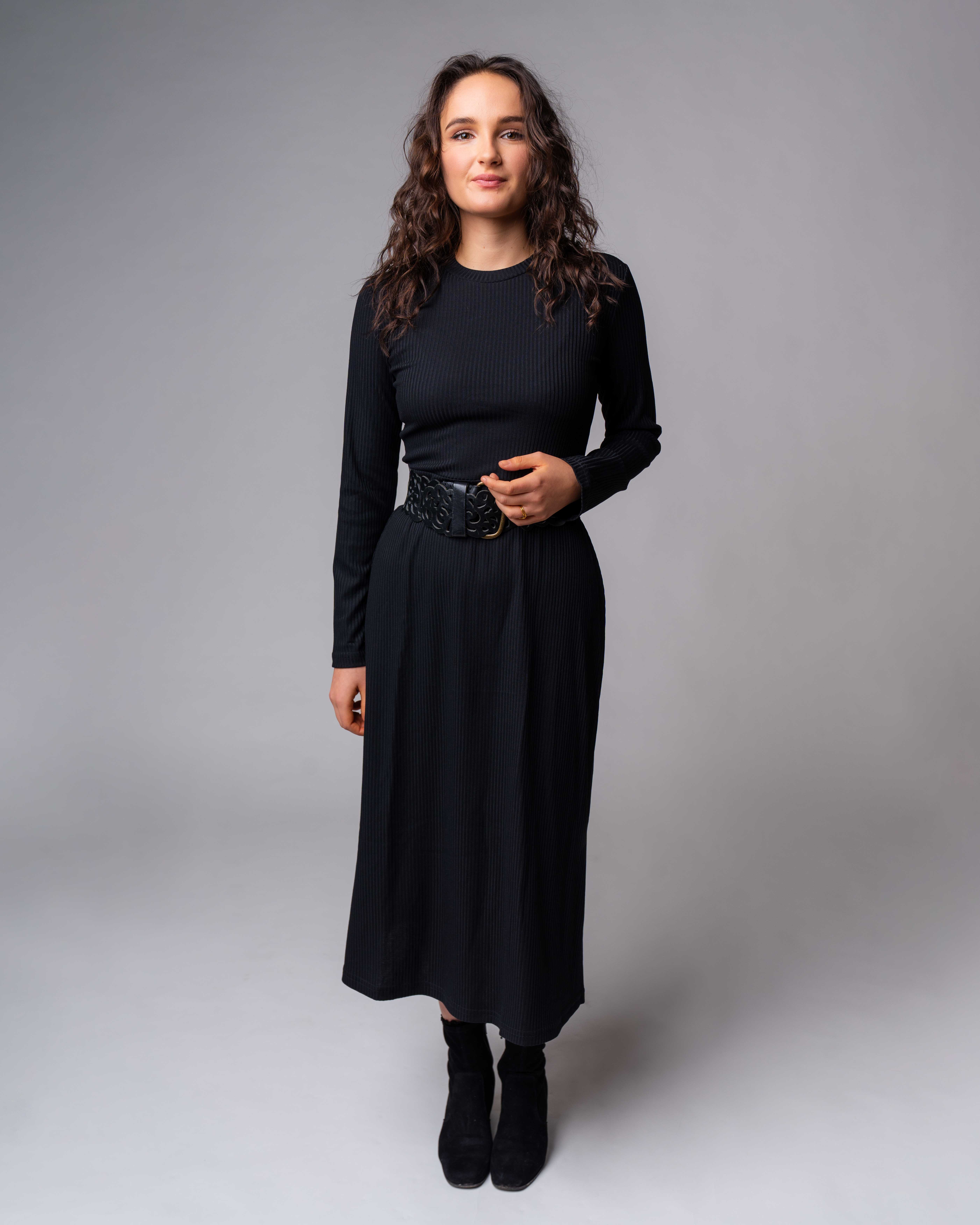 Schwarzes gestricktes Midikleid mit Paspel