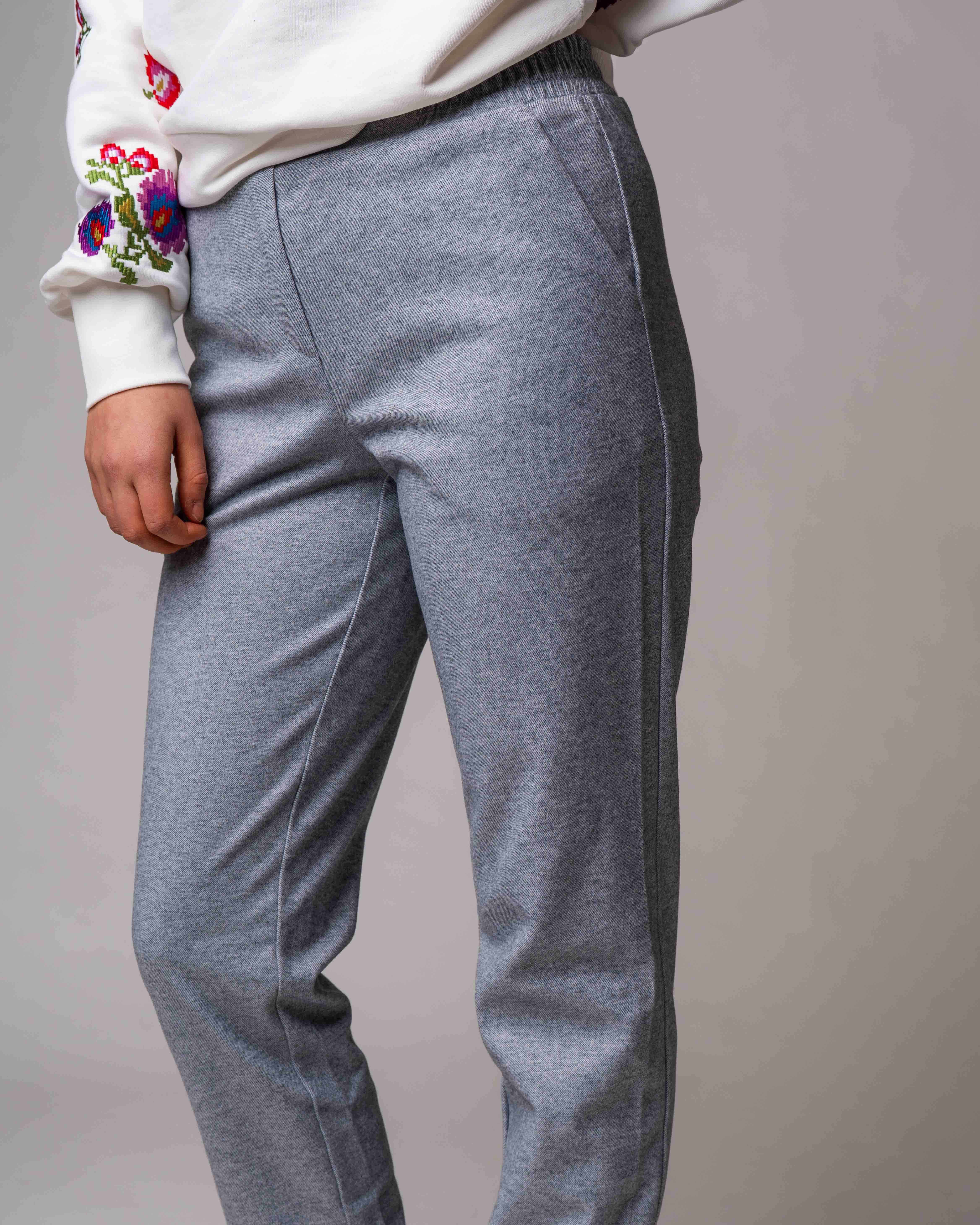 Damenhose mit hohem Bund – Grau