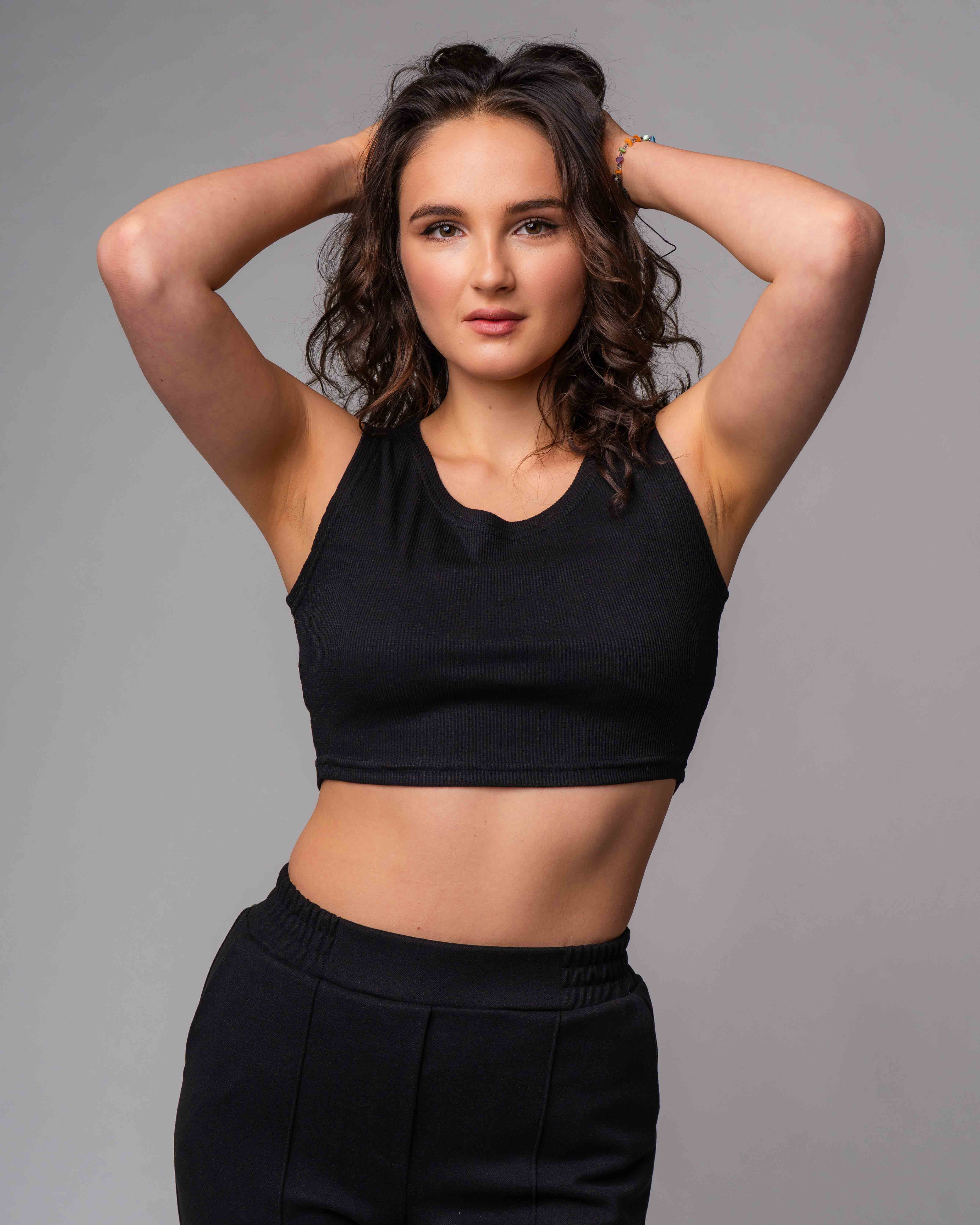 Schwarzes Cropped-Stricktop VOVK