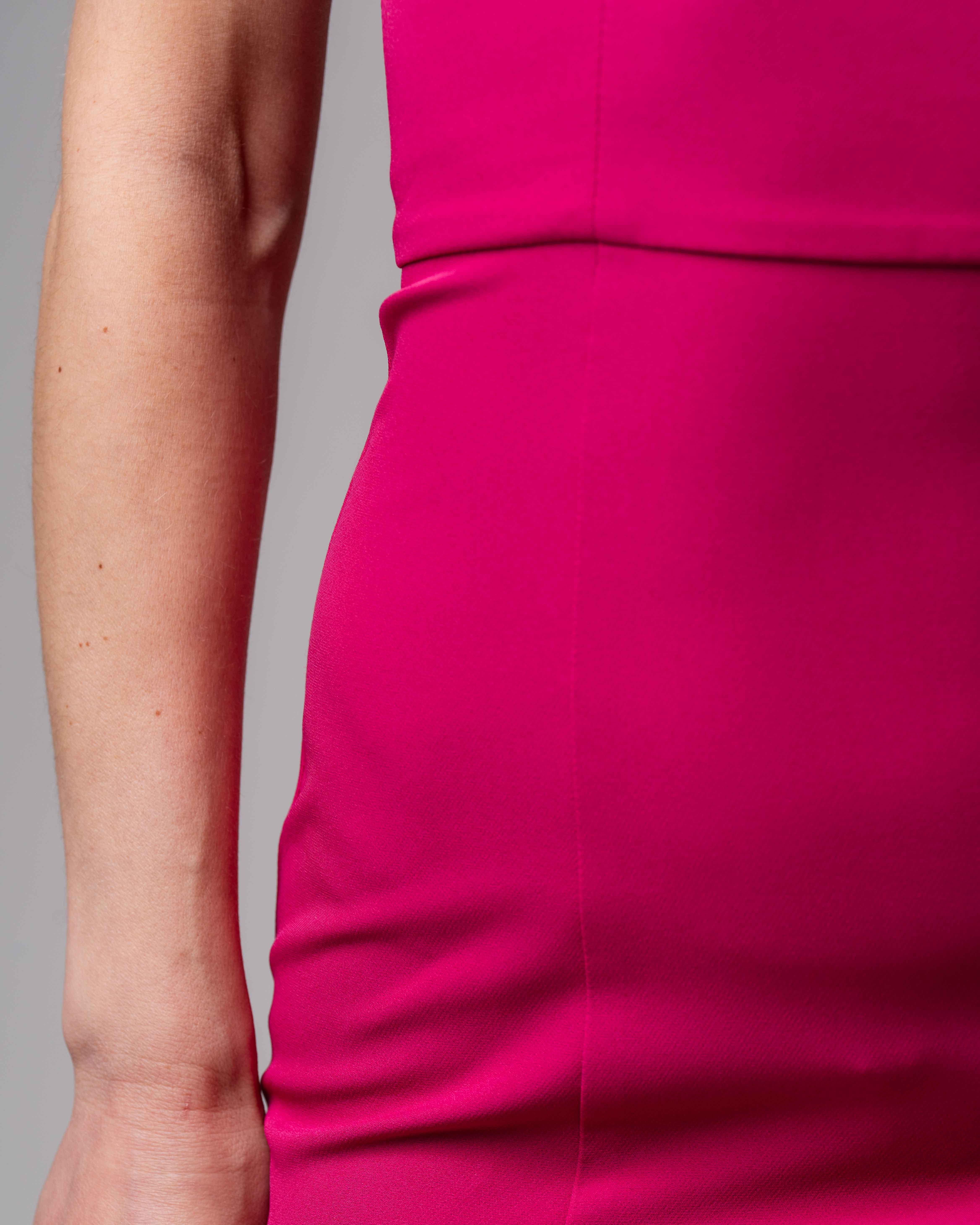 Fuchsiafarbenes figurbetontes Kleid aus Anzugstoff 5