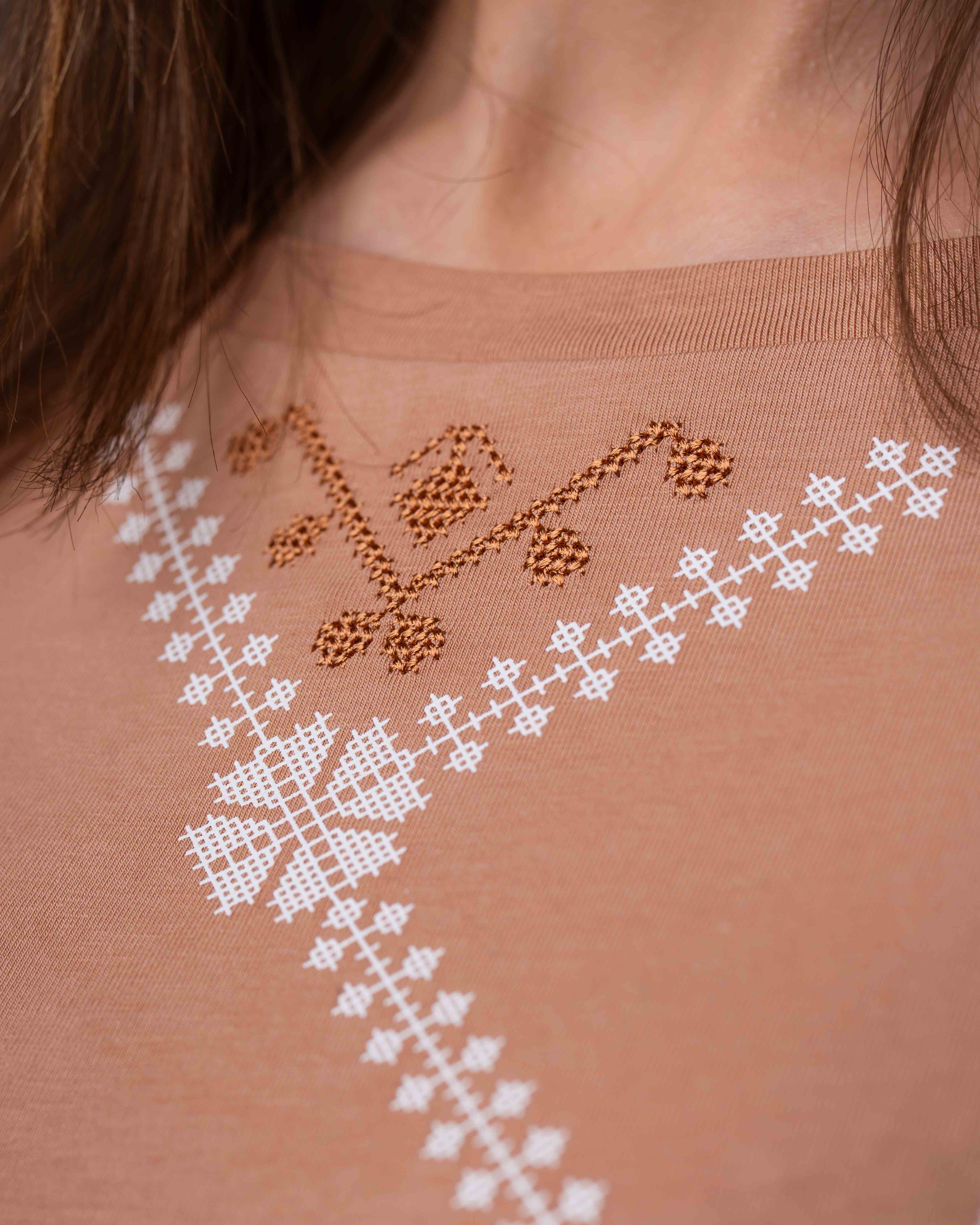 Body mit ukrainischem Ornament – Nude 3