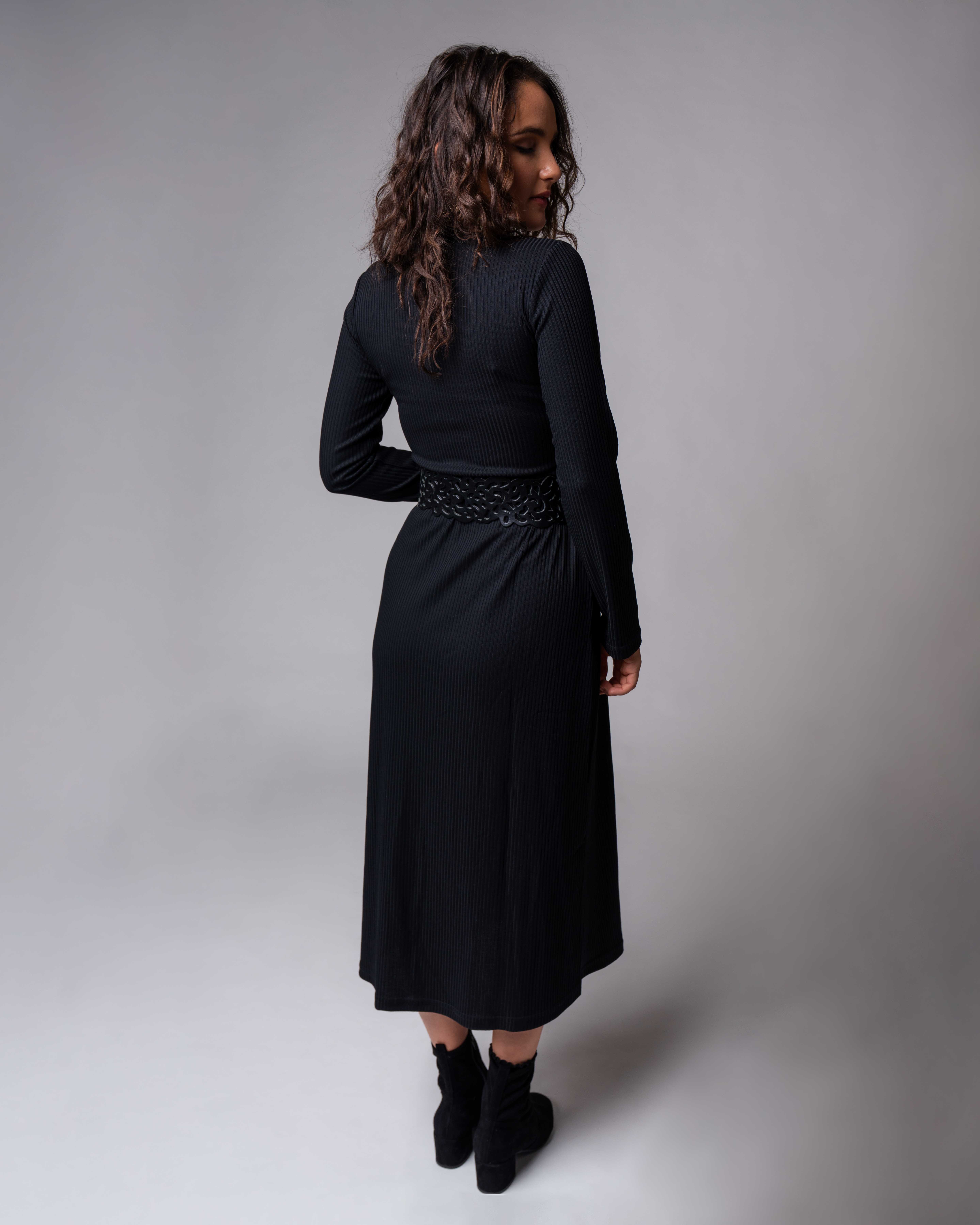 Schwarzes gestricktes Midikleid mit Paspel 3